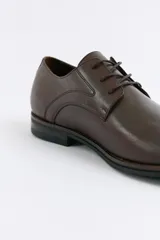 Zapato de vestir Freeway modelo Murphy, color marrón, con cordones y suela de goma oscura.