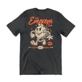 Remera de algodón con estampado gráfico estilo retro en la espalda que presenta un personaje tipo hamburguesa con gorra y texto alusivo al club.