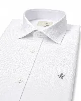 Camisa blanca de manga larga con cuello clásico y cierre frontal de botones, corte semi slim.