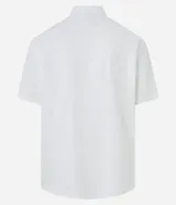 Camisa de corte relajado para hombre, confeccionada en una mezcla de cáñamo y algodón. Presenta cuello inglés, manga corta, cierre frontal con botones y un bolsillo en el pecho con una pequeña etiqueta aplicada.