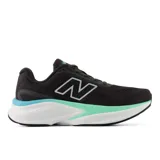 Championes de running New Balance modelo Kahia V2, de color negro con suela blanca y detalles en celeste y verde menta. Presentan capellada de malla transpirable sin costuras, cordones ajustables y la clásica 'N' de la marca en el lateral.