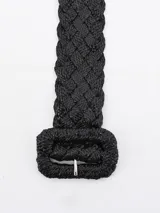 Cinturón negro de tejido trenzado con hebilla rectangular forrada.