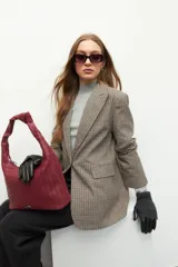 Guantes negros con diseño de cuero sintético en la palma y tejido de punto en el dorso.