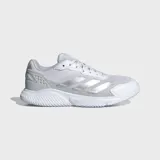 Championes de pádel Adidas Courtquick, color blanco con detalles plateados. Presentan un exterior textil liviano, estructura Slingframe para mayor estabilidad y mediasuela Cloudfoam Plus para una amortiguación flexible.