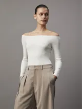 Pantalón de vestir color gris topo, de corte sastre y pierna ancha, con pinzas en la cintura y bolsillos laterales.