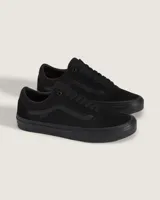 Championes Vans modelo Skate Old Skool, de diseño low-top en color negro total. Confeccionados en una combinación de gamuza y lona, cuentan con la icónica franja lateral Sidestripe, refuerzos Duracap para mayor durabilidad, suela vulcanizada con patrón Waffle para un agarre superior y plantillas PopCush para una amortiguación avanzada.