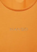 Camiseta de algodón color naranja con cuello redondo, mangas cortas con dobladillo y logo de la marca estampado en el pecho.