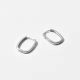 Par de aros plateados con forma ovalada y cierre a presión.