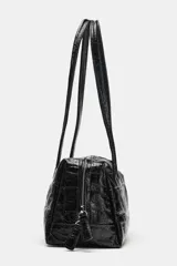 Bolso de hombro negro de formato bowling con textura efecto cocodrilo, doble asa de hombro y cierre con cremallera.