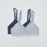 Pack de dos sujetadores de lactancia, uno azul marino y otro celeste, con breteles regulables y detalle de puntilla en el escote.