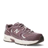 Championes New Balance 530 de estilo retro, color bordó, con parte superior de malla transpirable y detalles sintéticos metálicos. Cuenta con la emblemática 'N' en el lateral y entresuela ABZORB en tono blanco.