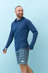 Bermuda de hombre azul con estampado de flores blancas y cordón ajustable en la cintura.
