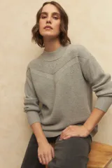 Polera de cuello redondo tejida en color marrón, con detalle de textura en el canesú y puños elastizados.