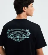 Remera masculina de manga corta, color negro, con cuello redondo. Presenta un estampado pequeño en el pecho con un diseño geométrico y un estampado grande en la espalda con un paisaje natural y la frase "Inspired & Discover".