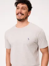 Remera de manga corta color azul, con cuello redondo y diseño clásico, confeccionada con un pequeño logo bordado en el pecho.
