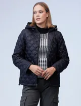 Campera capitoneada azul marino con capucha desmontable, cierre metálico central, bolsillos delanteros y avíos metálicos con logo de la marca Michael Kors.