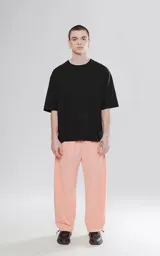 Pantalon de corte sastrero y estilo holgado, confeccionado en tela con textura suave tipo gamuza. Presenta cintura con cierre y botón frontal, ajuste elástico trasero con tanca y bolsillos laterales.