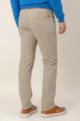 Pantalón de gabardina de algodón con diseño de cinco bolsillos y corte clásico.