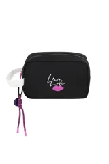Necessaire rectangular de color negro con cierre superior. Presenta un estampado frontal con la palabra 'Love' y un diseño de labios en color fucsia. Incluye una correa de muñeca blanca con la inscripción 'LOVE OREIRO' y un detalle colgante de cordones trenzados en tonos fucsia y violeta.