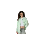 Camisa de manga larga color verde menta con cierre frontal de botones, cuello clásico, detalle de bordado en el pecho y cordones ajustables en los puños y en el ruedo.
