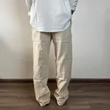 Pantalon de lino corte recto en color negro, con cintura elástica y cordón ajustable.