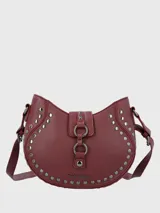 Cartera bandolera de ecocuero color bordó, con diseño semicircular decorado con tachas plateadas en el contorno. Presenta una solapa central con cierre magnético y argollas metálicas, además de una correa ajustable para llevar al hombro o cruzada.