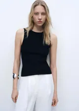 Top negro de punto fino, sin mangas, con cuello redondo y diseño entallado.