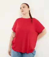 Blusa tipo muscle tee de corte holgado, confeccionada en tejido rib acanalado, con escote redondo y diseño sin mangas.