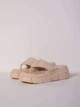 Sandalia con plataforma blanca y tira ancha color verde agua.