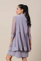 Vestido corto lila con bordado de lentejuelas en el escote, con chaqueta de tul a juego de mangas 3/4.