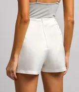 Short blanco de crepé con superposición, cierre trasero con cremallera.