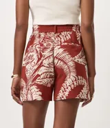 Short de crepe con estampado de follajes, bolsillos delanteros aplicados, cintura con pasadores y elástico posterior.