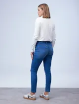 Jean elastizado negro, marca Royalty. Tiro alto, pretina con pasadores, botón y cierre. Delantera y trasera con bolsillos. Fit: skinny