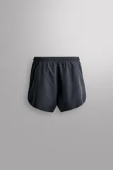 Short de baño rojo de tejido técnico ligero y elástico, con cintura elástica ajustable mediante cordón blanco y aberturas laterales en las perneras.