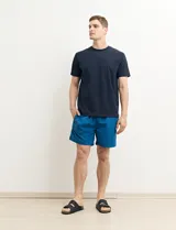 Remera verde militar de manga corta y cuello redondo.