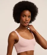 Soutien top color rosa claro, de poliamida con acabado seamless, escote redondo y breteles anchos fijos.
