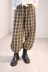 Babucha de gabardina con diseño a cuadros, corte relajado y cintura elastizada.