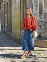 Falda midi de jean azul con abertura frontal y calce ajustado.