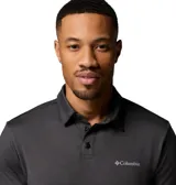 Chomba Columbia modelo Parsons Point Polo Omni-Shade de color negro, con cuello mao y cierre frontal de botones, manga corta y logo bordado en el pecho.