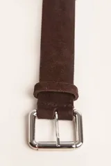 Cinto de gamuza color marrón con hebilla metálica plateada de diseño cuadrado.