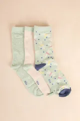 Pack de tres pares de medias de caña media, una verde agua con lunares blancos, una rosa pálido lisa y una verde agua con libélulas y lunares.