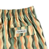 Short de baño con diseño de ondas verticales en tonos naranja, verde y beige. Cuenta con cintura elástica, dos bolsillos laterales y un bolsillo trasero con cierre.