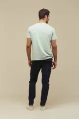 Pantalon cargo color marrón, de corte ajustado, con bolsillos laterales con solapa y cierre frontal.