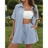 Conjunto de dos piezas color azul claro, compuesto por una camisa de manga corta con cuello italiano y cierre frontal de botones, y un short de tiro alto con cintura elástica y cordón ajustable.