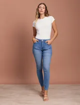 Jean skinny de tiro medio, color celeste, marca One Five One. Confeccionado en denim de algodón elastizado.