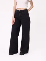 Jean Rusty modelo Zoella de color negro, de tiro medio y corte wide leg.