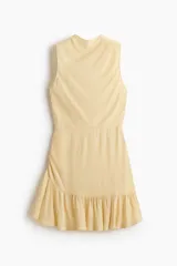 Vestido corto sin mangas en crepé de viscosa, color amarillo, con escote drapeado, costura en la cintura, cierre oculto lateral y volado amplio en el bajo.