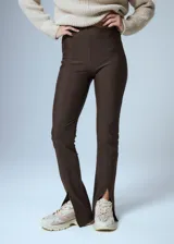 Calza de tiro alto confeccionada en lycra gruesa, con diseño semi-oxford y tajos en el ruedo frontal.