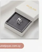 Anillo de plata 925 con diseño abierto y doble banda unida por un detalle central.