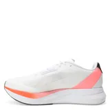 Championes de running Adidas Duramo Speed, color blanco con detalles en naranja y negro. Presentan tecnología Lightstrike en la mediasuela para una amortiguación reactiva y ligera, con parte superior de malla transpirable y cierre de cordones.